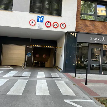 Lia - Private Parking